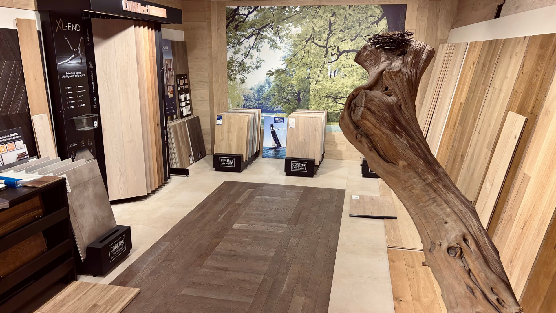 Vista dell'Angolo Legno nello showroom, con pavimenti in legno e legno tecnico esposti