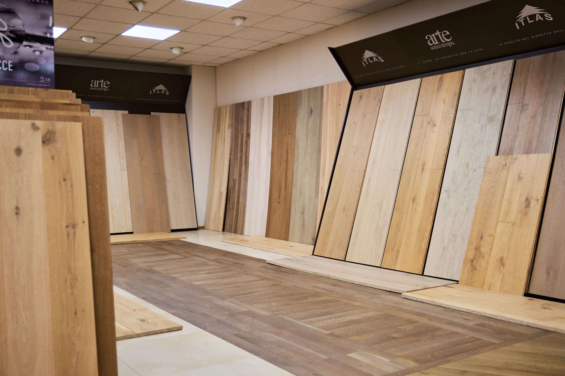 Essenze e campioni di pavimenti in legno esposti nell'Angolo Legno dello showroom